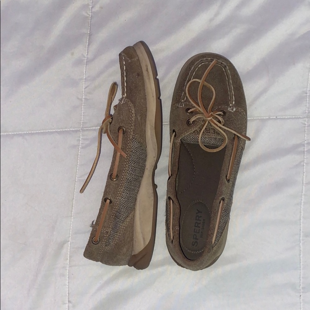 boat shoes/ sperrys